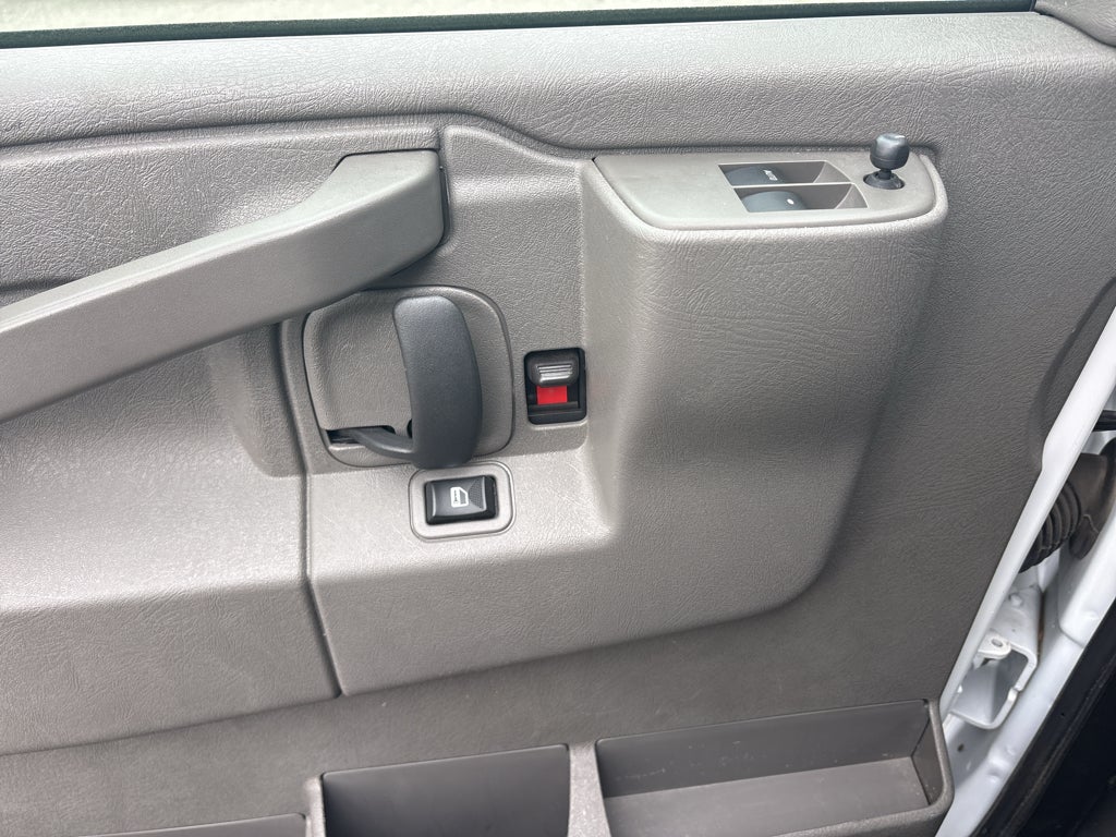 2024 Chevrolet Express Passenger LT - Photo 12